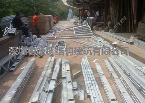 客戶(hù)花30萬(wàn)建成的輕鋼別墅，優(yōu)美的外觀(guān)，坐擁山川美景(圖2)